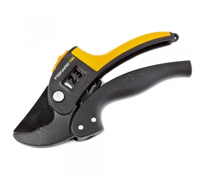 Секатор FISKARS контактный PowerStep P83